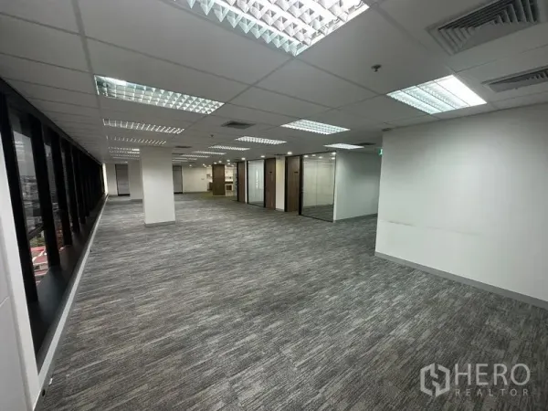 Office Space for rent in Khlong Toei, Bangkok - Open workspace featuring long window frontage, support columns and several glass offices.