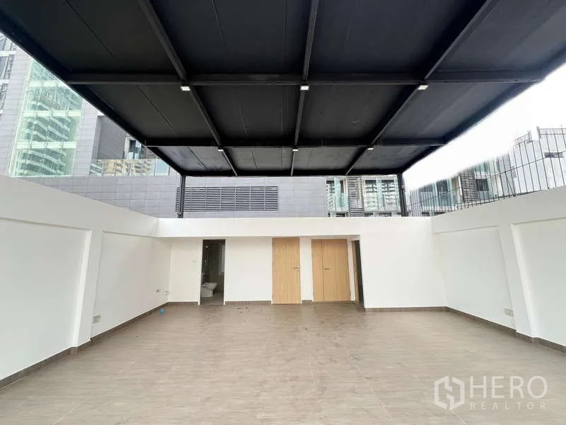 带办公室的家 出租在Khlong Toei, Bangkok - 大面积有顶屋顶露台，地砖铺设并配两间储物室。