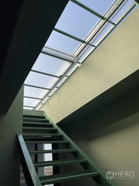 Home Office for rent in Phaya Thai, Bangkok - Staircase leading to a skylight roof that brings natural light inside.