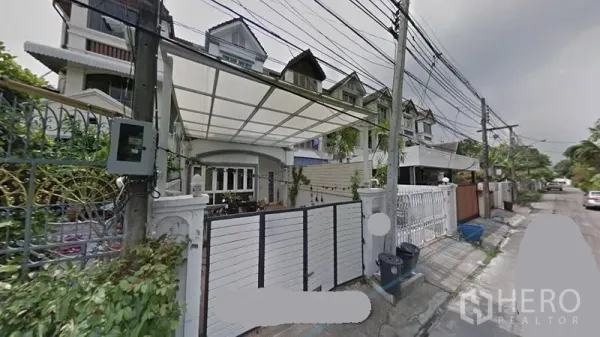联排别墅 出租或出售在Khlong Toei, Bangkok - 联排别墅外观，安静小巷中的大门与有顶车位