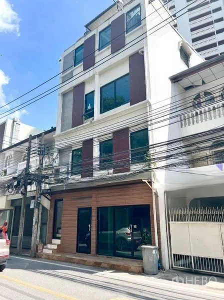 พื้นที่ขายปลีก ให้เช่าในWatthana, Bangkok - อาคารพาณิชย์ 4 ชั้น ด้านหน้ากระจกชั้นล่าง ติดถนนย่านกรุงเทพ ใต้ท้องฟ้าแจ่มใส
