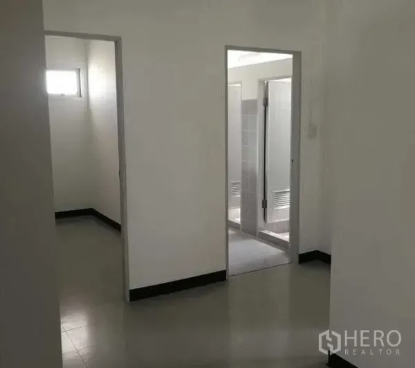 工厂 出租在Bang Bo, Samut Prakan - 简洁的办公室走廊，连接员工房与卫生间区域。