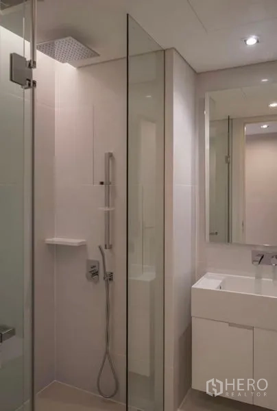 คอนโด ให้เช่าในSathon, Bangkok - ห้องน้ำโทนขาวมินิมอลพร้อมตู้กระจกและฝักบัวเรนชาวเวอร์