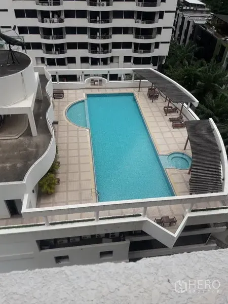 公寓 出租在Watthana, Bangkok - 公寓屋顶泳池，设日光平台、遮阳休息区与儿童池。