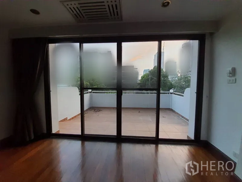 联排别墅 出租在Khlong Toei, Bangkok - 推拉门外的私家露台，远眺城市天际线