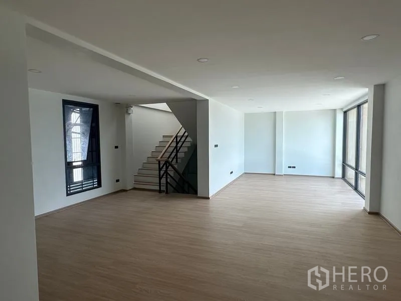 Warehouse for sale in Lam Luk Ka, Pathum Thani - Large open-plan upper office with staircase and panoramic glazing.