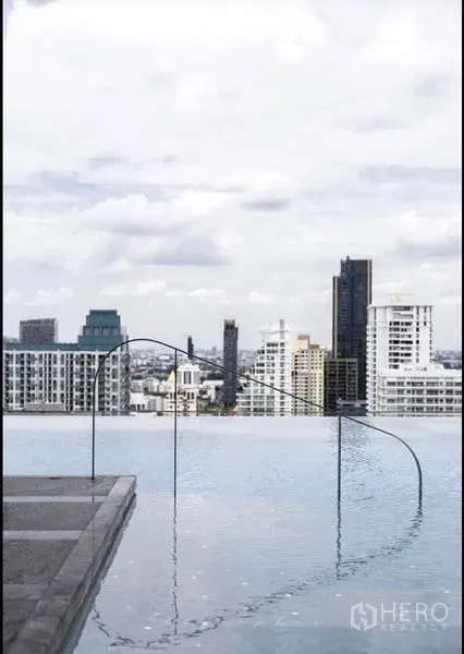 Condominium for rent or sale in Watthana, Bangkok - Infinity pool edge with handrail and panoramic city view.