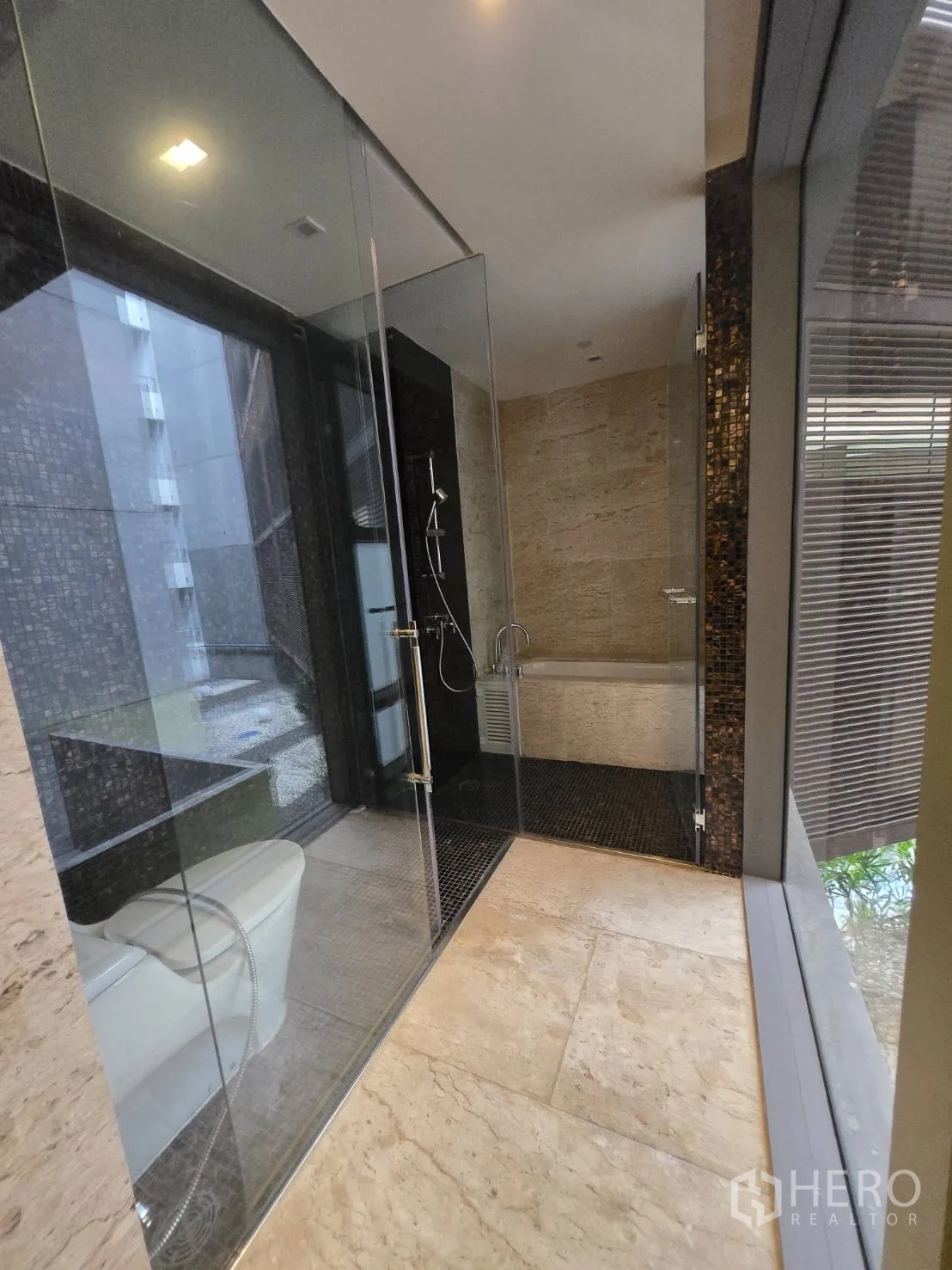 公寓 出租在Yan Nawa, Bangkok - 奢华卫浴，玻璃淋浴间与浴缸，落地窗面向私家庭院。