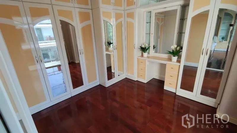 Detached House for rent in Bang Phli, Samut Prakan - Walk-in wardrobe with built-in mirrored closets and vanity.