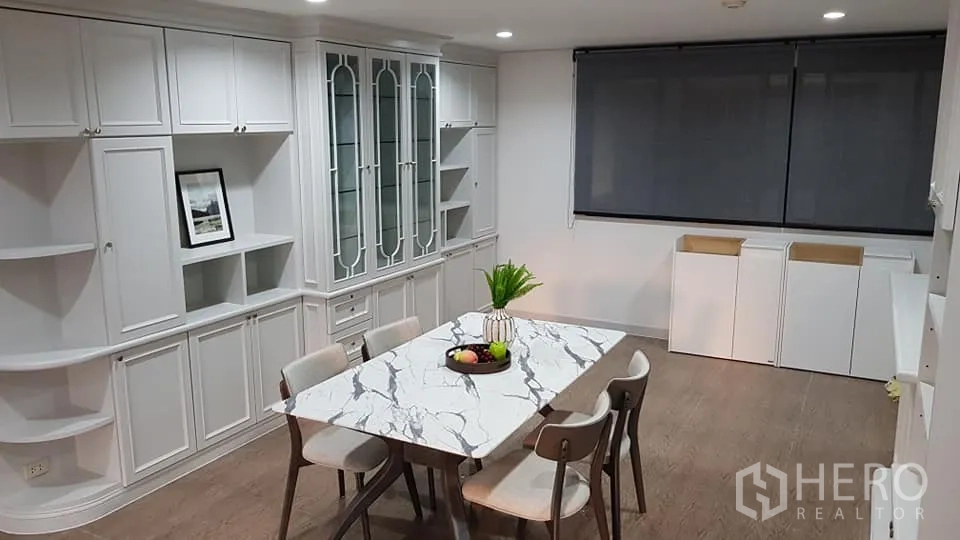 คอนโด for rent in Bang Rak, Bangkok - พื้นที่รับประทานอาหาร โต๊ะลายหินอ่อน เก้าอี้สี่ตัว ตู้บิลท์อินสีขาวพร้อมบานกระจก พื้นไม้ และหน้าต่างบานใหญ่พร้อมมู่ลี่