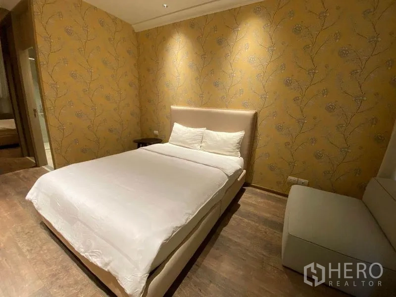 公寓 出租在Pathum Wan, Bangkok - 卧室配花纹墙纸、软包床头和木地板