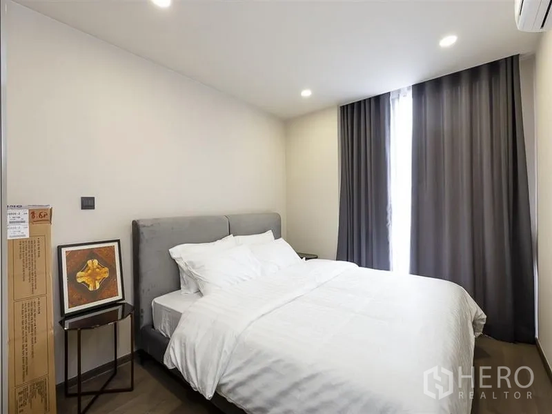 公寓 出租在Pathum Wan, Bangkok - 第三卧室，软包床头、深色窗帘与自然采光。
