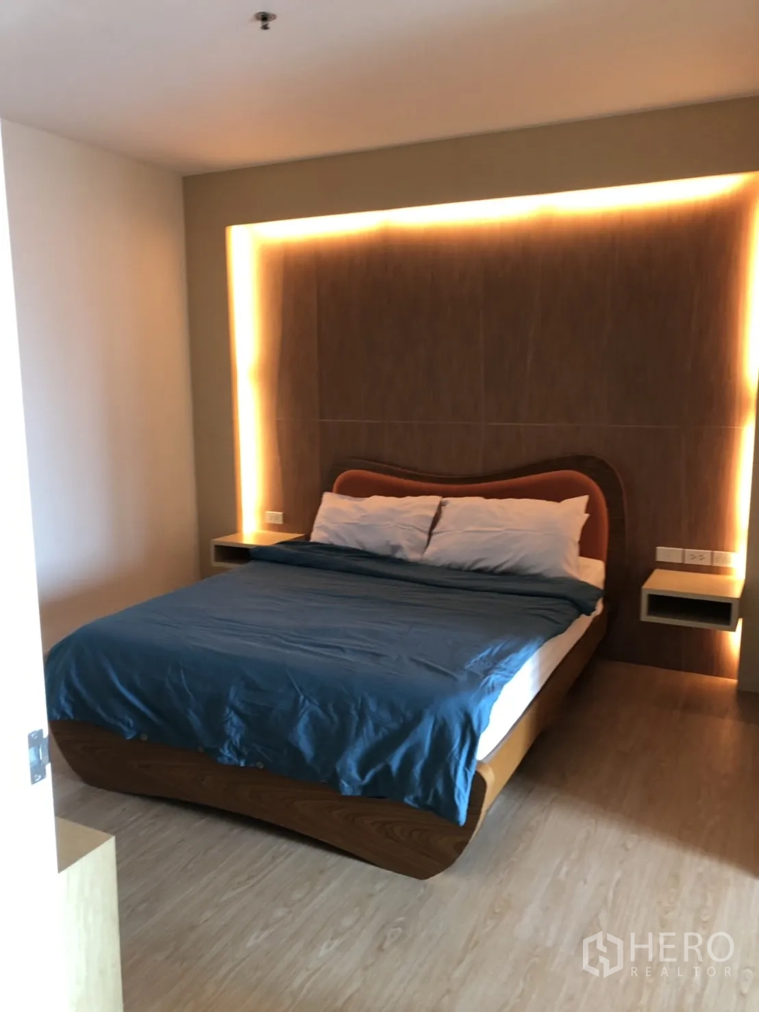 公寓 出租在Khlong Toei, Bangkok - 温馨卧室，双人床与背光床头板，木地板质感佳。