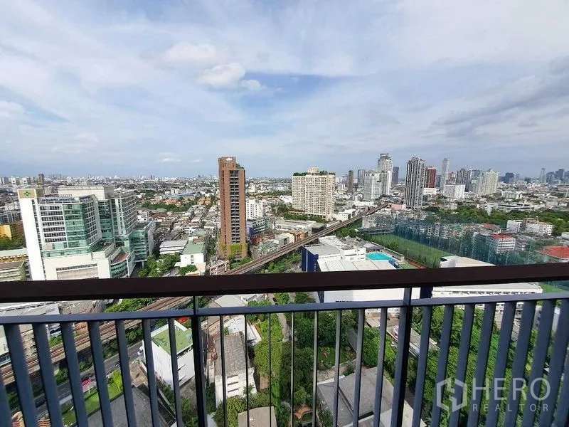 คอนโด ขายในKhlong Toei, Bangkok - วิวเมืองกรุงเทพฯจากระเบียงชั้นสูง เห็นแนวรถไฟฟ้าและอาคารสูง