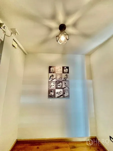 联排别墅 出租在Khlong Toei, Bangkok - 小门厅角落，吊灯与装饰画。