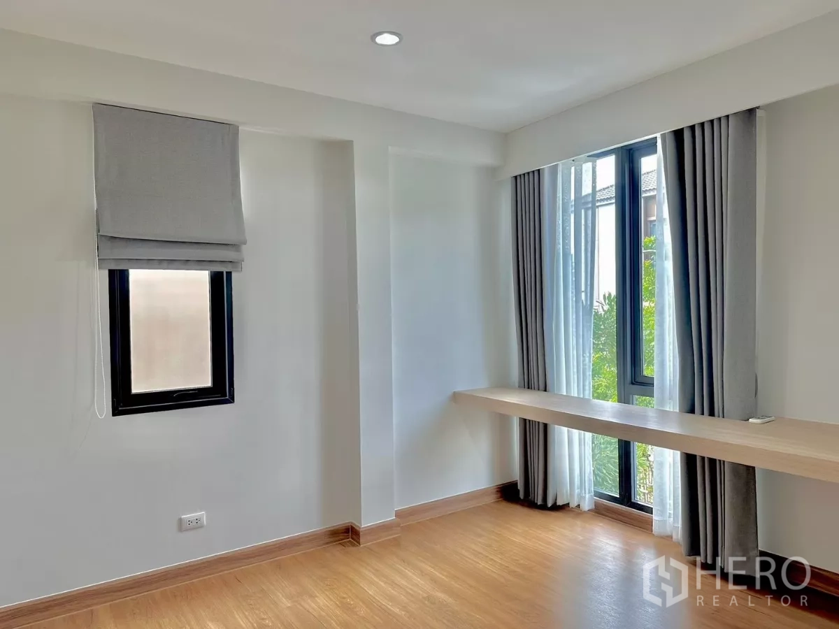 独立式住宅 出租或出售在Prawet, Bangkok - 转角房，双面窗户与长工作台，木地板。
