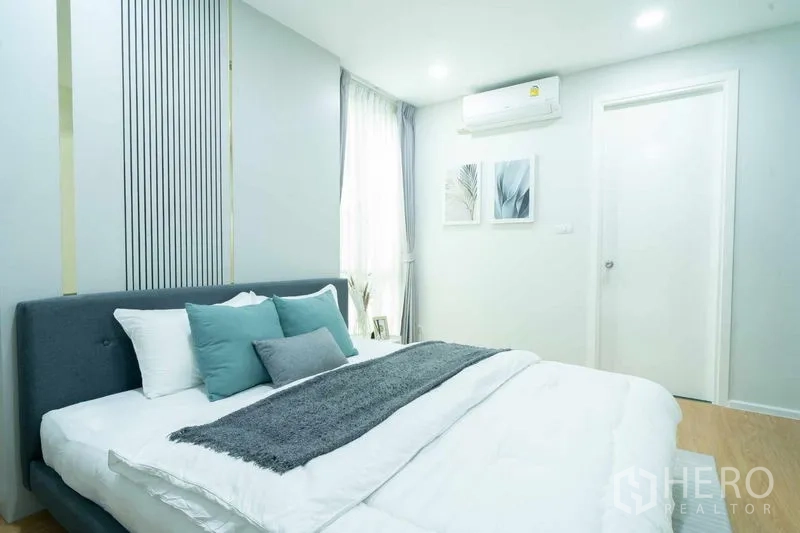 公寓 出售在Watthana, Bangkok - 主卧另一角度，双人床、空调与房门