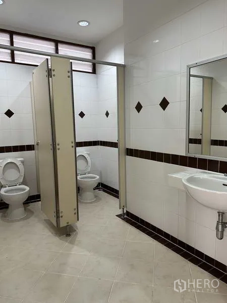 โรงงาน ให้เช่าในBang Phli, Samut Prakan - ห้องน้ำภายในอาคาร สะอาด มีห้องสุขาและอ่างล้างมือ
