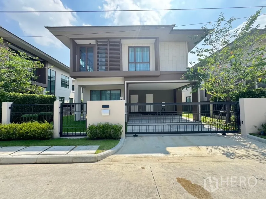 Detached House for rent or sale in Bang Kapi, Bangkok - Modern two-storey detached house with gated driveway, two-car carport and landscaped front yard in Bang Kapi.