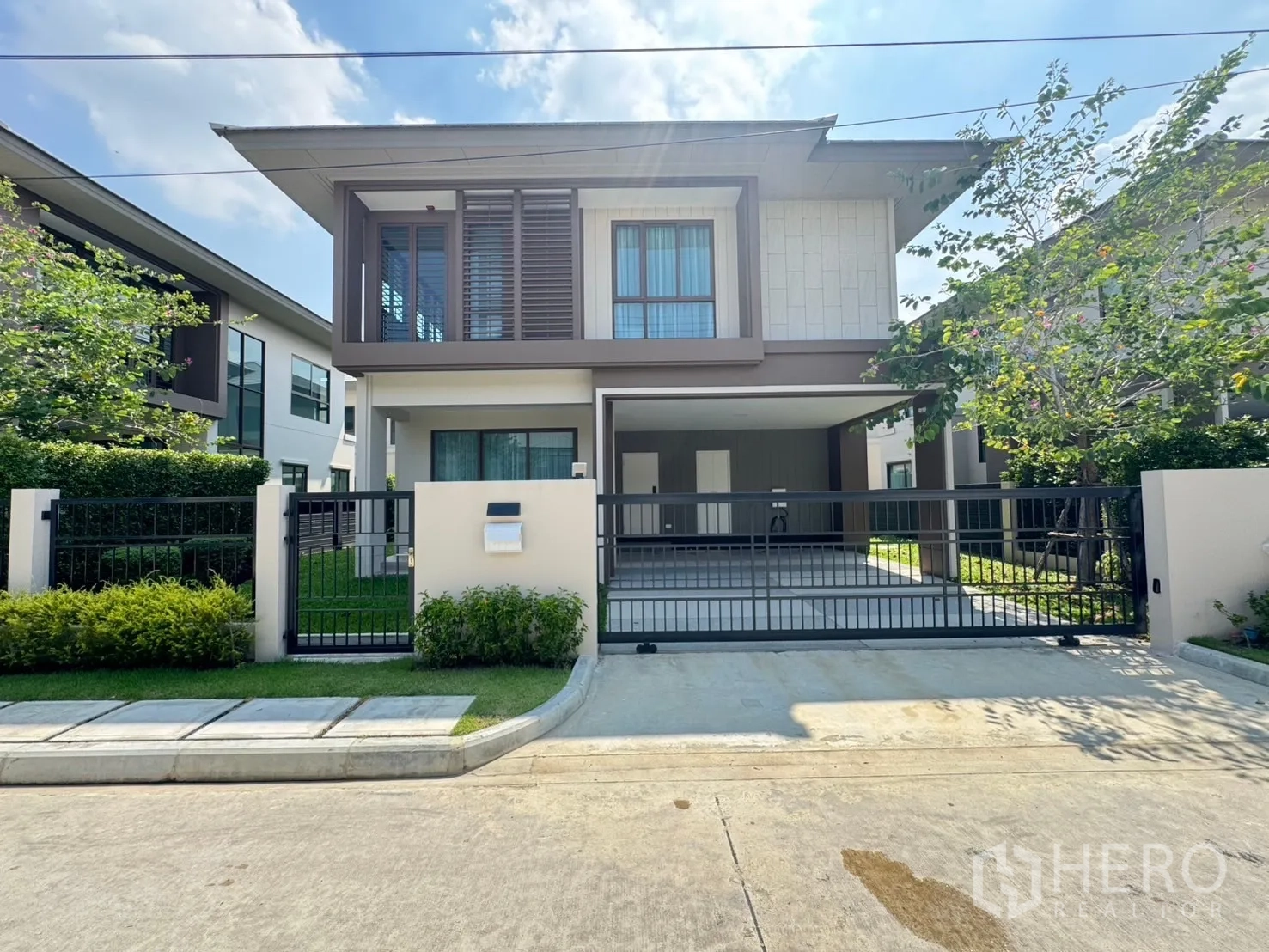 Detached House for rent or sale in Bang Kapi, Bangkok - Modern two-storey detached house with gated driveway, two-car carport and landscaped front yard in Bang Kapi.