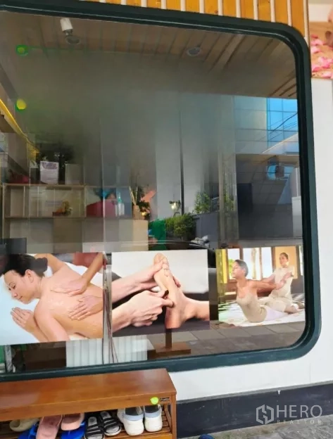 อาคารพาณิชย์ ให้เช่าในWatthana, Bangkok - กระจกหน้าร้านพร้อมโปสเตอร์ประชาสัมพันธ์สปาและชั้นวางรองเท้า