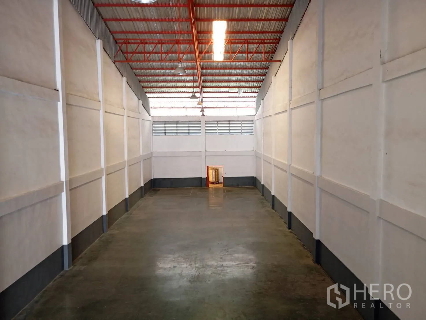 โกดัง for rent in Bang Phli, Samut Prakan - โถงโกดังยาว พื้นคอนกรีต หลังคาสูงพร้อมไฟอุตสาหกรรม