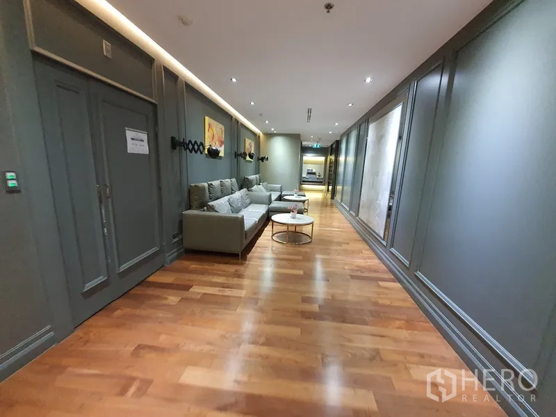 Office Space for rent in Khlong Toei, Bangkok - Long corridor lounge with sectional sofa and round coffee tables.