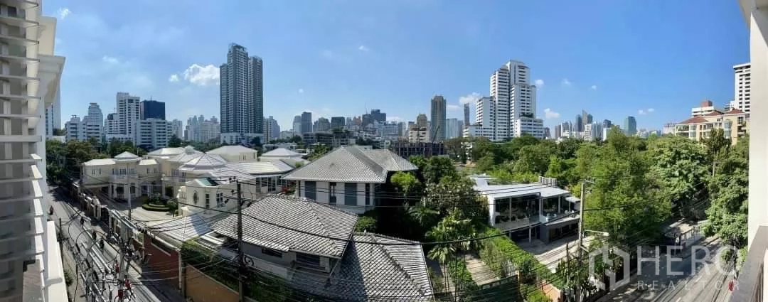 公寓 出租在Watthana, Bangkok - 阳台远眺素坤逸城市与绿地的全景