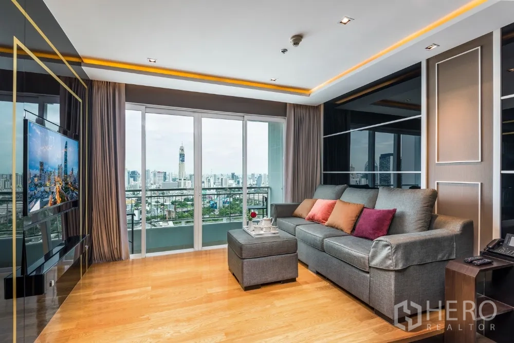 คอนโด ให้เช่าในRatchathewi, Bangkok - ห้องนั่งเล่นโซฟาใหญ่ เชื่อมระเบียงและมองเห็นวิวเมืองกว้าง