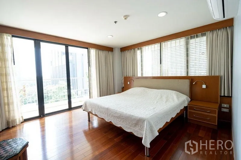 คอนโด ขายในWatthana, Bangkok - ห้องนอนใหญ่หน้าต่างกว้าง ทางออกระเบียง และมุมมองวิวเมือง