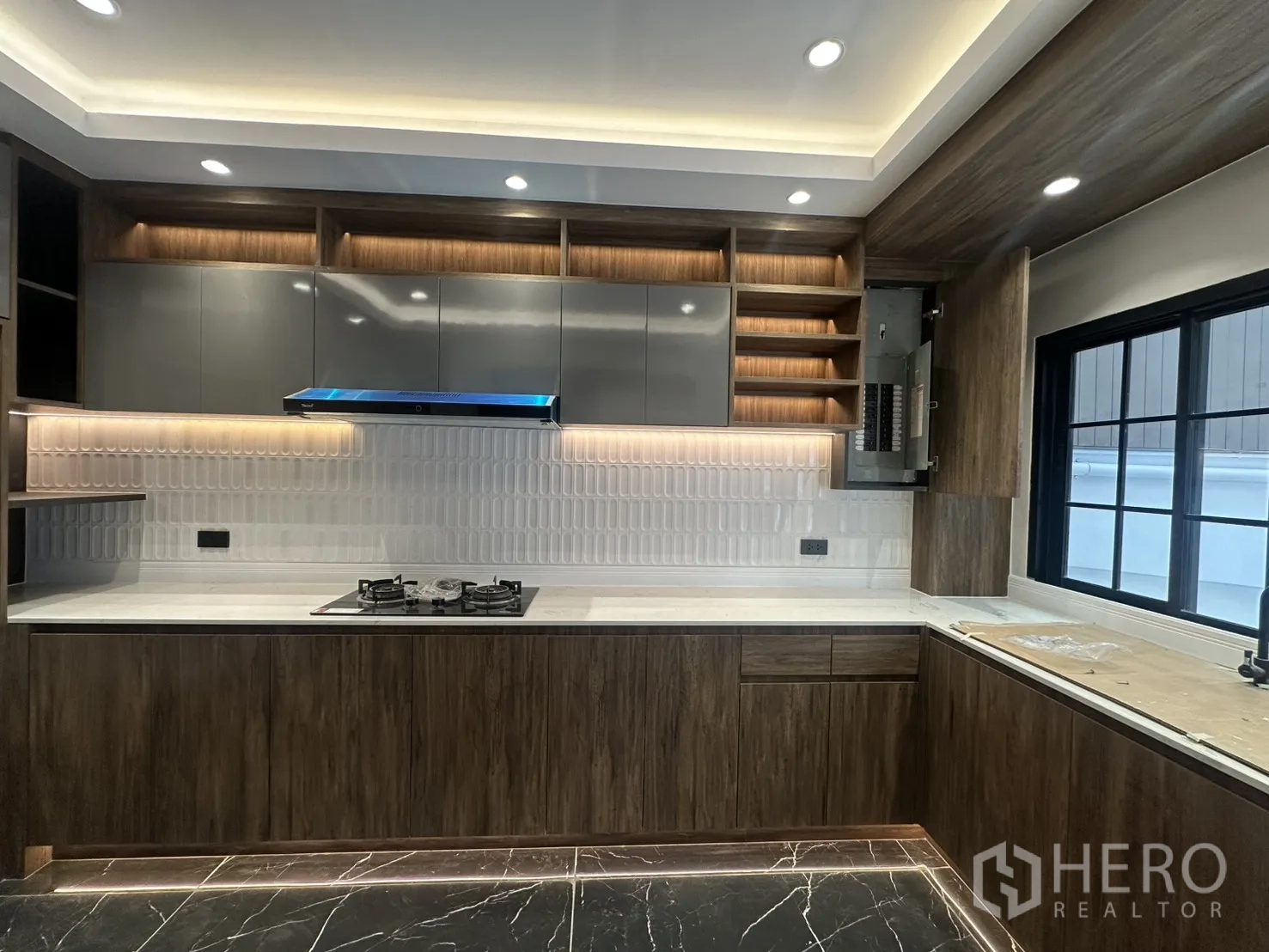 家庭办公室 for rent in Watthana, Bangkok - 现代厨房，木质柜体、挡板与灶台。