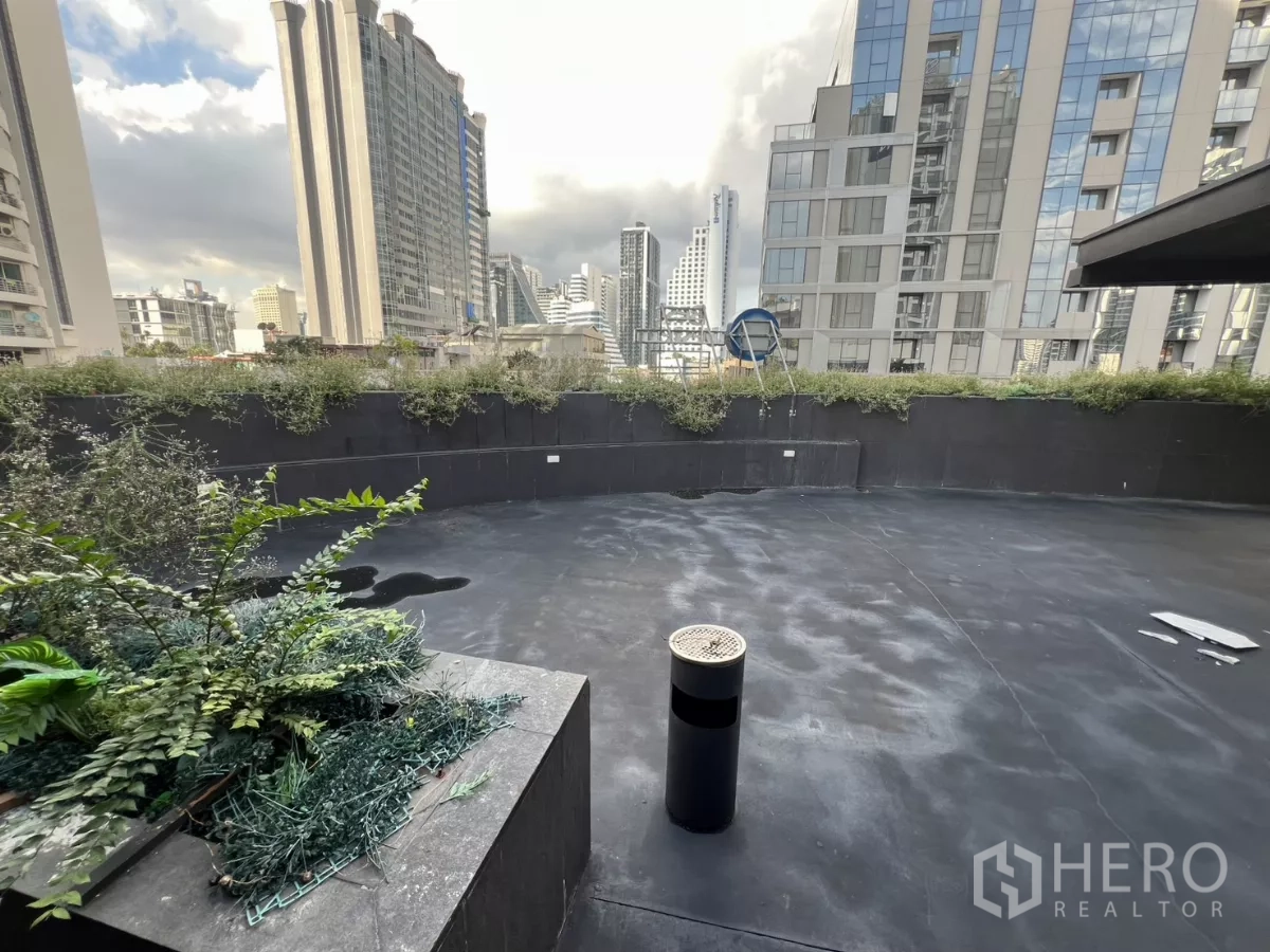 零售空间 出租 - 寬大室外露台，城市天際線景觀與花槽。
