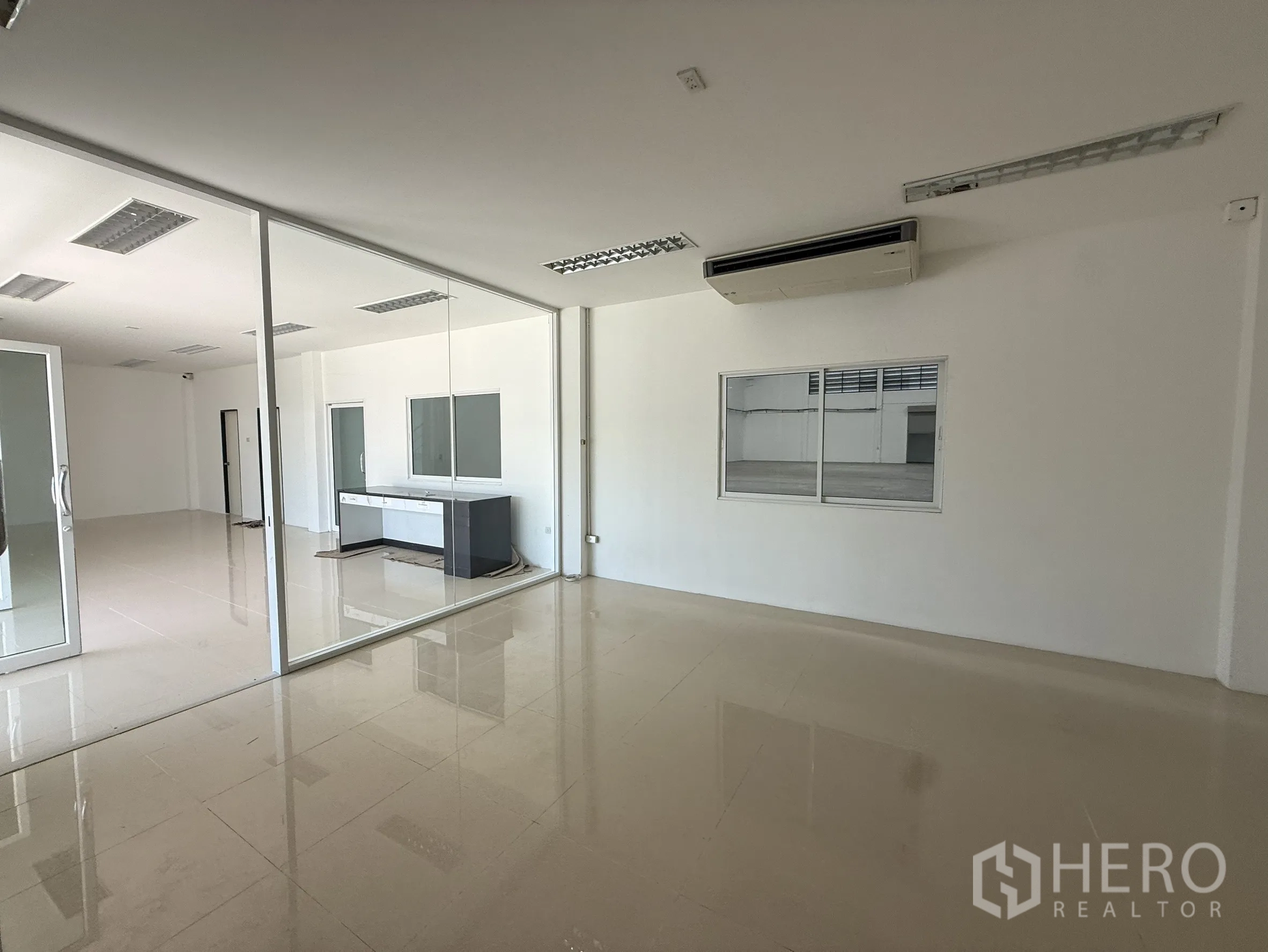 Warehouse for rent or sale in Bang Bo, Samut Prakan - Air‑conditioned office room with internal window to warehouse and built‑in counter.