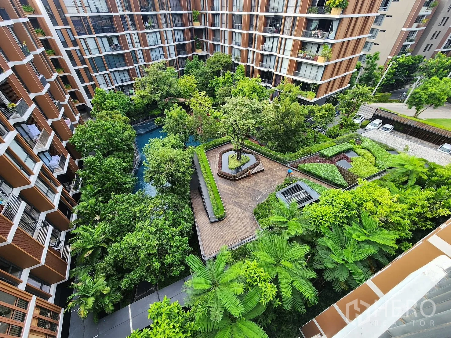 公寓 for rent in Watthana, Bangkok - 俯瞰中央花园步道与绿树成荫的泻湖式泳池。