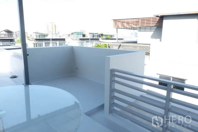 带办公室的家 出租在Wang Thonglang, Bangkok - 上层阳台俯瞰Rama 9片区城市景色