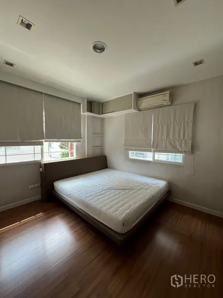 Detached House for rent in Bang Kapi, Bangkok - Secondary bedroom with double bed, blinds and wood laminate flooring.