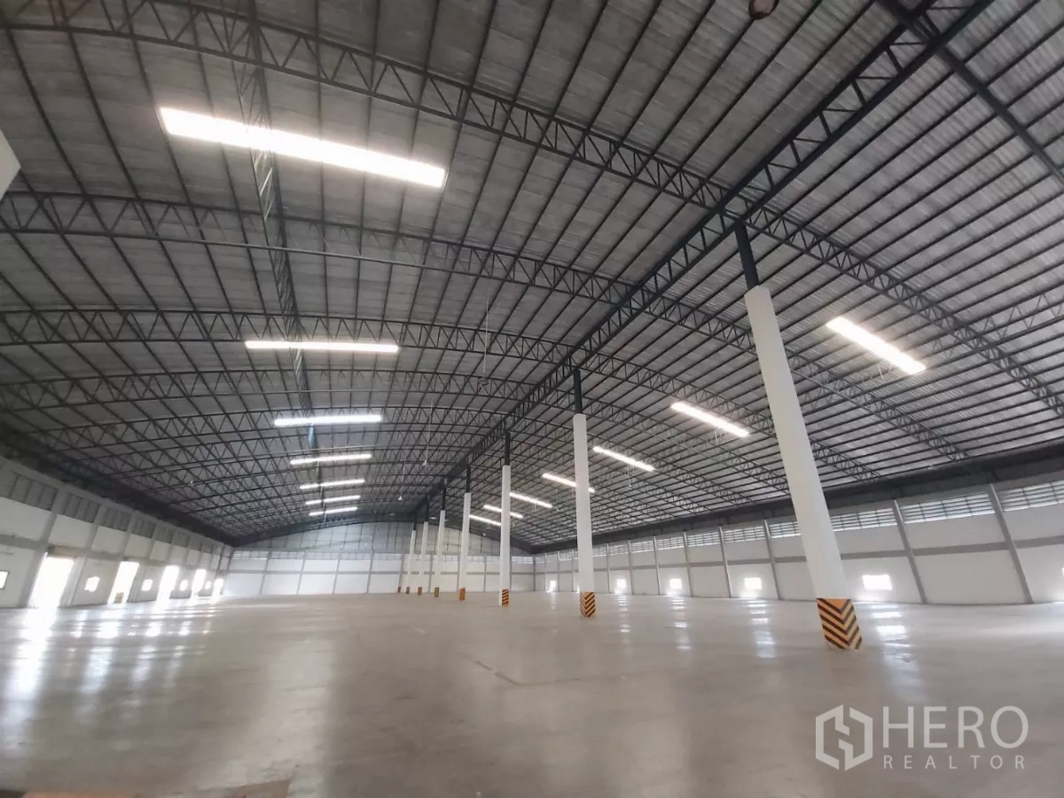 Warehouse for rent in Bang Bo, Samut Prakan - Wide warehouse nave with evenly spaced columns and bright lighting.