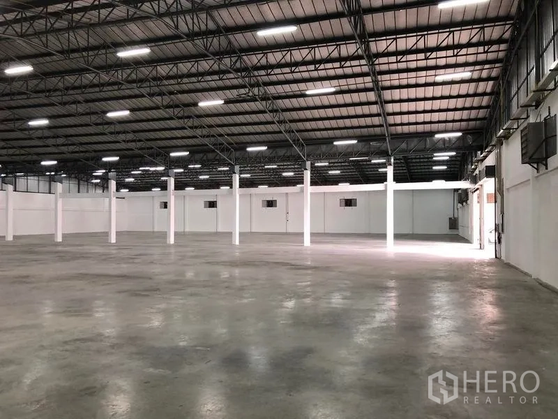 คลังสินค้า ให้เช่าในPak Kret, Nonthaburi - มุมมองไปยังประตูโหลดสินค้า มีโครงเสาและแสงธรรมชาติผสมไฟภายใน