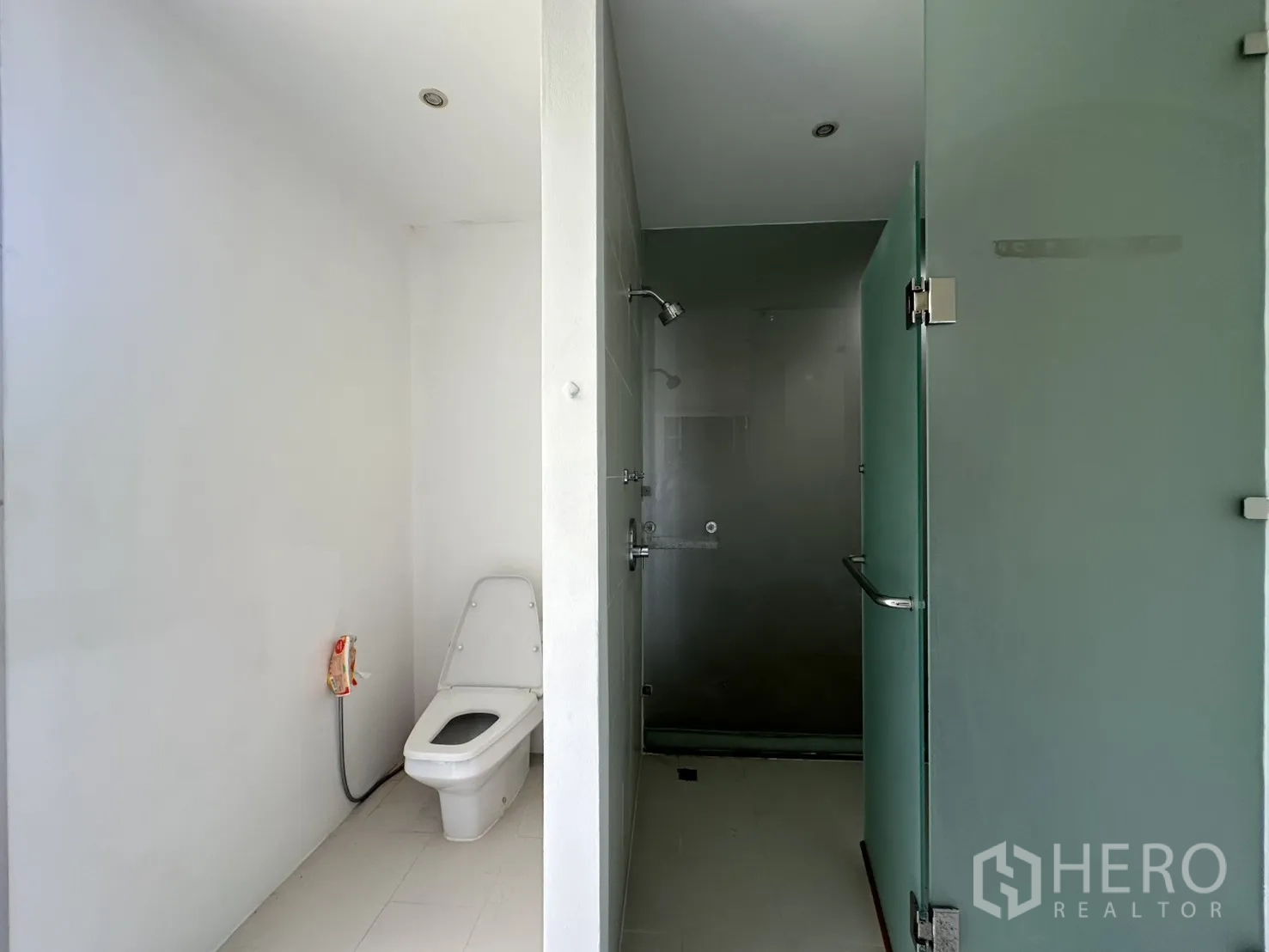โฮมออฟฟิศ for rent in Phra Khanong, Bangkok - ห้องน้ำชั้นล่างพร้อมโถสุขภัณฑ์และตู้ฝักบัวกระจกแยกส่วน.