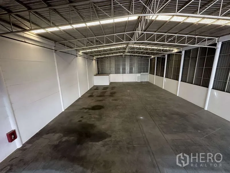 Factory for rent in Khlong Luang, Pathum Thani - Overhead view of the warehouse floor showing steel roof and ventilation panels.