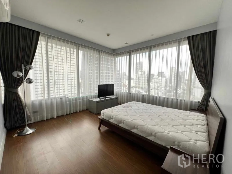 คอนโด ให้เช่าในBang Rak, Bangkok - ห้องนอนกว้าง กระจกบานยาวรอบด้าน มองเห็นสกายไลน์