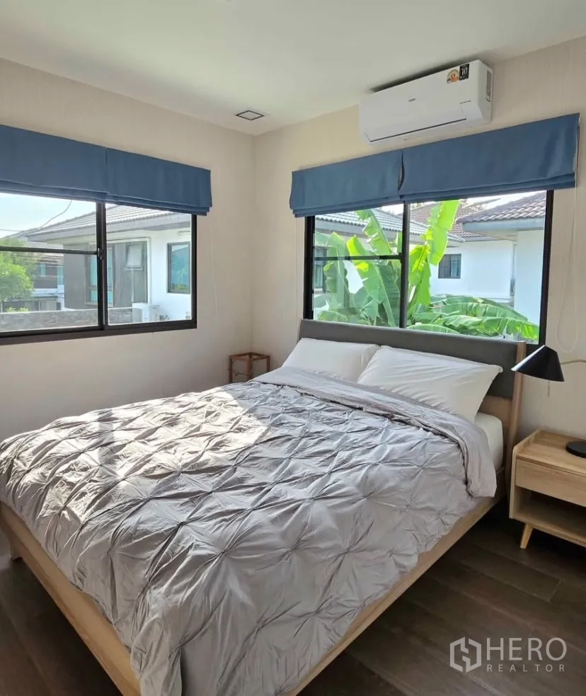 Detached House for rent in Bang Phli, Samut Prakan - Sunny secondary bedroom with double bed and blue roman shades
