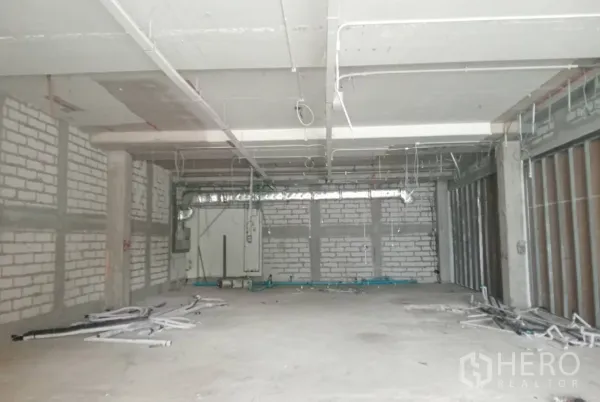 Retail Space for rent in Khlong Toei, Bangkok - Shell retail unit with exposed ceiling, ductwork and concrete floor ready for fit-out.