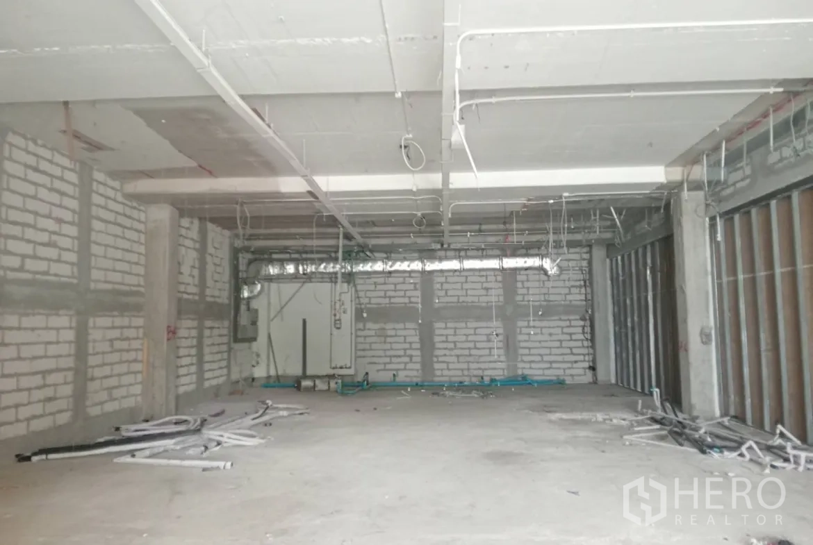 Retail Space for rent in Khlong Toei, Bangkok - Shell retail unit with exposed ceiling, ductwork and concrete floor ready for fit-out.