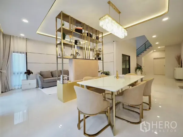 独立式住宅 出租在Bang Phli, Samut Prakan - 从餐区望向起居角，展示架与楼梯，整体雅致。