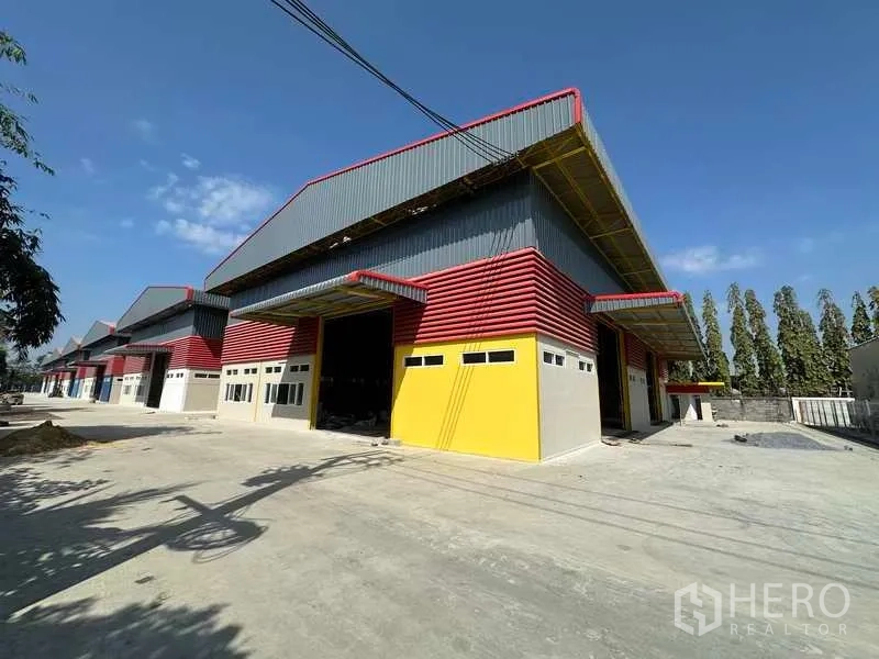 货栈 出租在Lam Luk Ka, Pathum Thani - 多联排新仓库，多个装卸口与宽敞园区道路，安全的工业园环境。