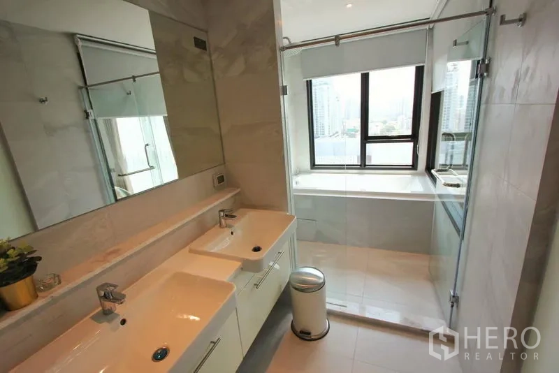 คอนโด ให้เช่าในWatthana, Bangkok - ห้องน้ำสมัยใหม่ อ่างล้างหน้าคู่ ห้องอาบน้ำกระจก และอ่างอาบน้ำติดหน้าต่างวิวเมือง