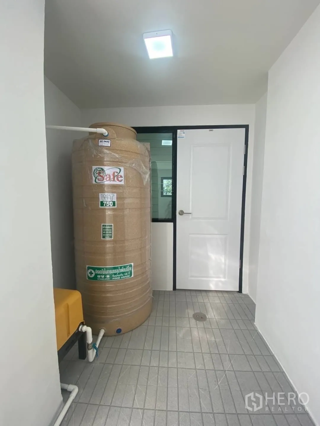 สำนักงานที่บ้าน ขาย - มุมยูทิลิตี้พร้อมถังเก็บน้ำ 750 ลิตร พื้นกระเบื้อง และประตูหลัง