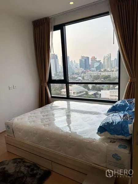 公寓 出租在Watthana, Bangkok - 卧室配大窗可览曼谷天际线，配有大床与遮光窗帘。