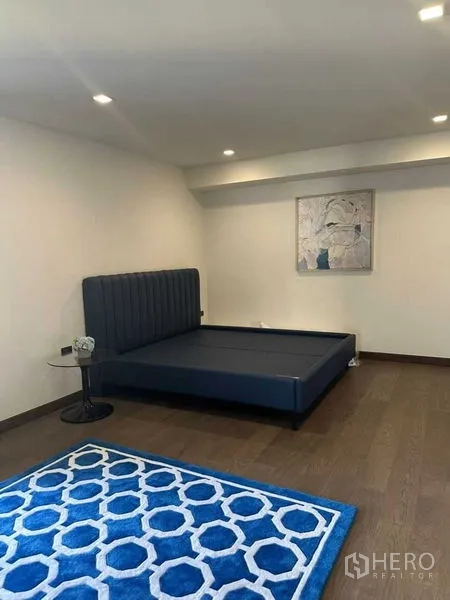 บ้าน ให้เช่าในSuan Luang, Bangkok - ห้องนอนอบอุ่น เตียงแพลตฟอร์มสีน้ำเงินและพรมลายเรขาคณิต